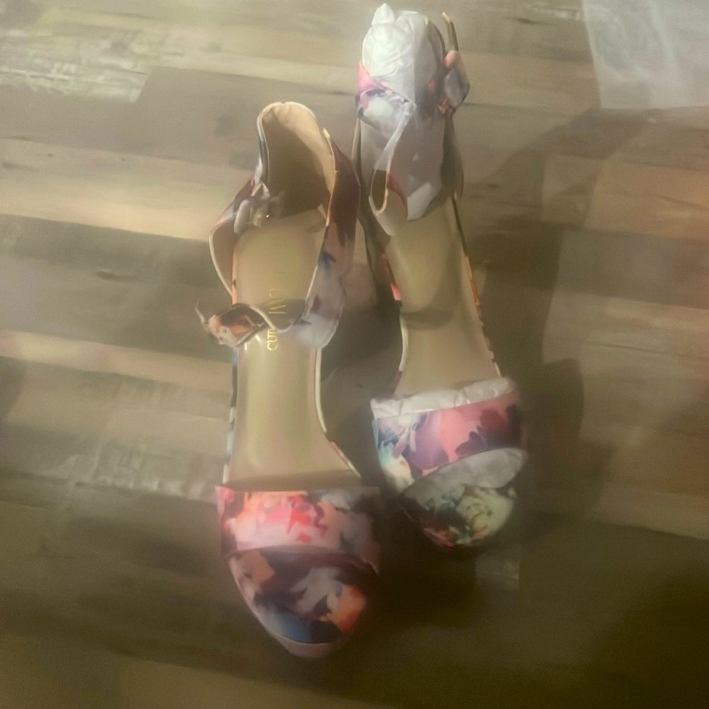 Women’s dream pair floral heels new w/o tags